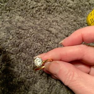 Size 9 gold tone round cut stone fashion ring